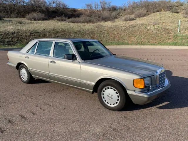 1987 Mercedes-Benz 400-Series