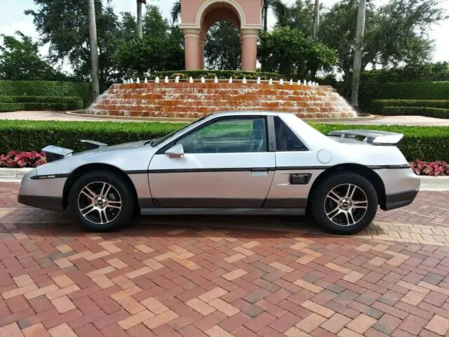 1987 Pontiac Fiero SE