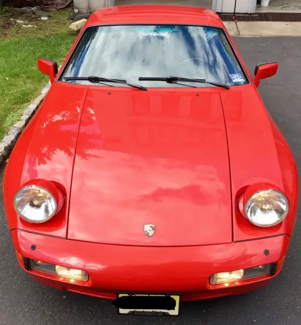 1987 Porsche 928 .