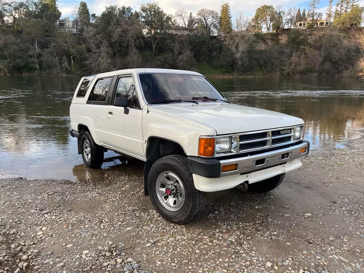 1987 Toyota 4Runner SR5 22-re 5-Speed Manual 4wd. NO RUST! RN60 body