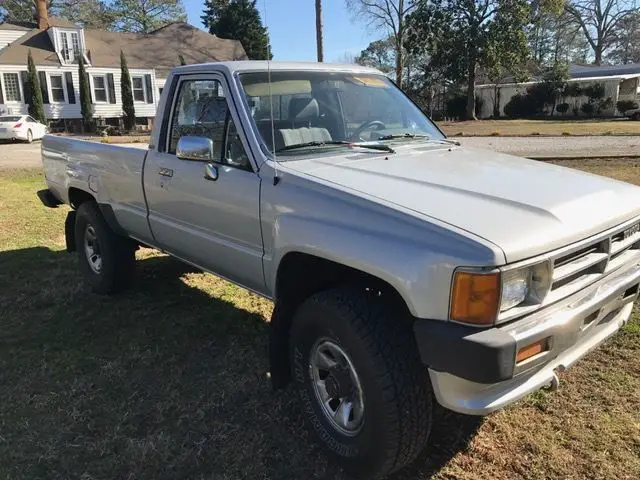 1987 Toyota DLX Base Standard Cab Pickup 2-Door