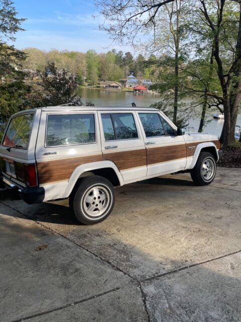 1988 Jeep Wagoneer imitation wood grain side trim in very good condition