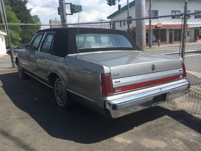 1988 Lincoln Town Car --