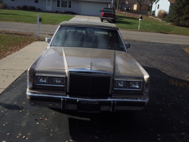 1988 Lincoln Town Car Signature