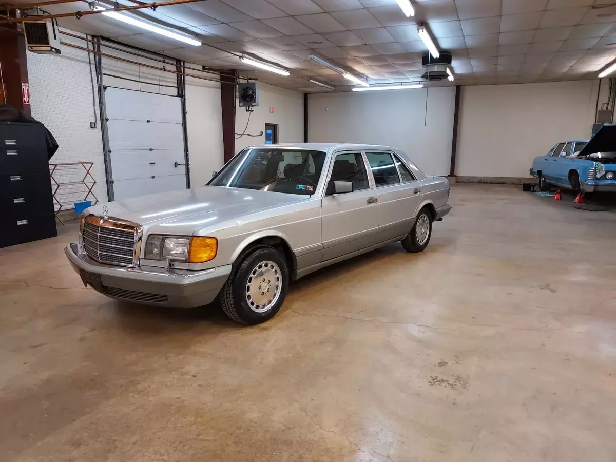 1988 Mercedes-Benz 400-Series