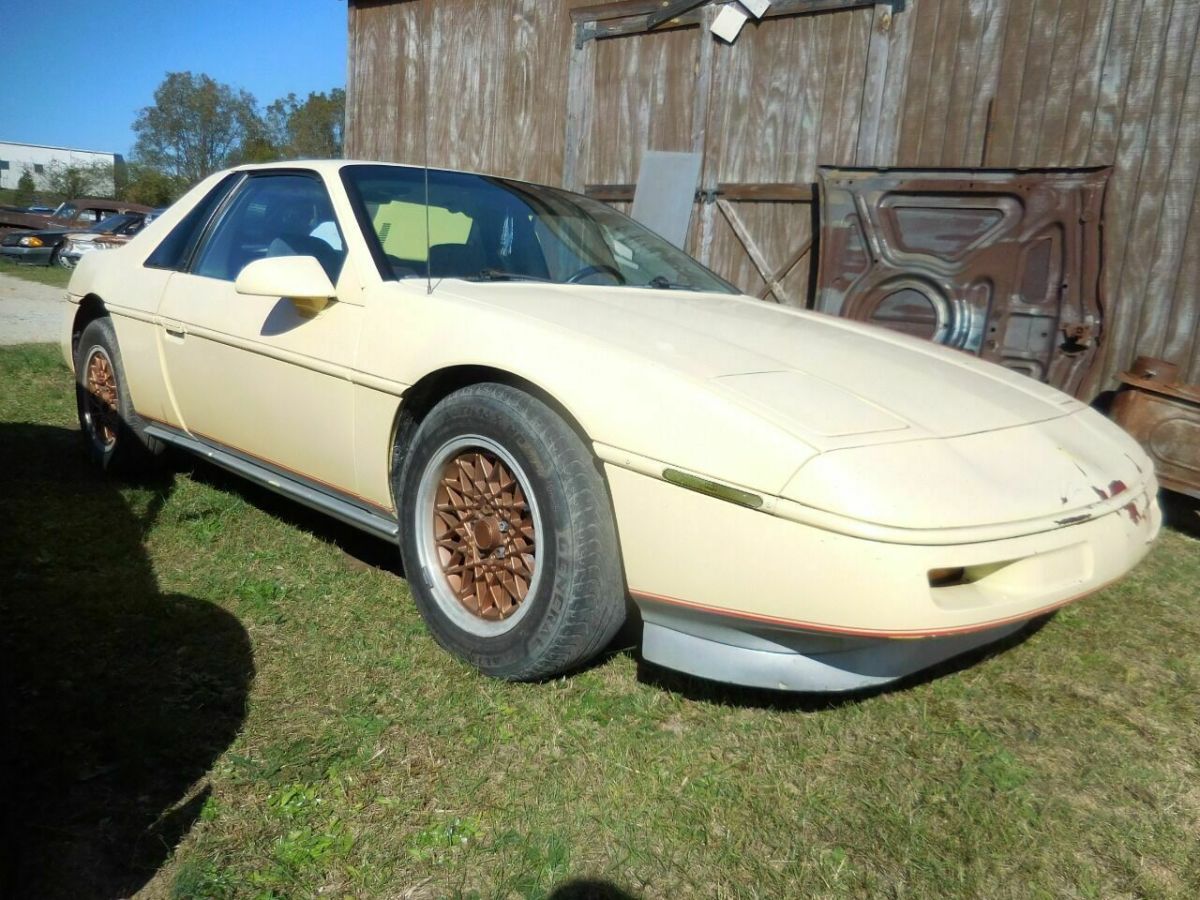 1988 Pontiac Fiero Base 2dr Coupe