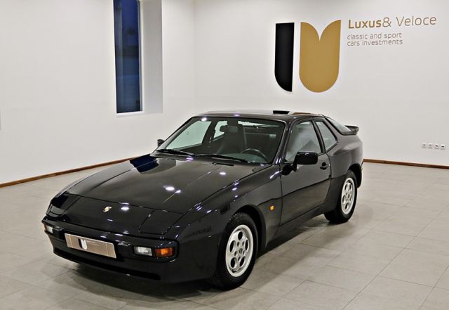 1900 Porsche 944 Coupe