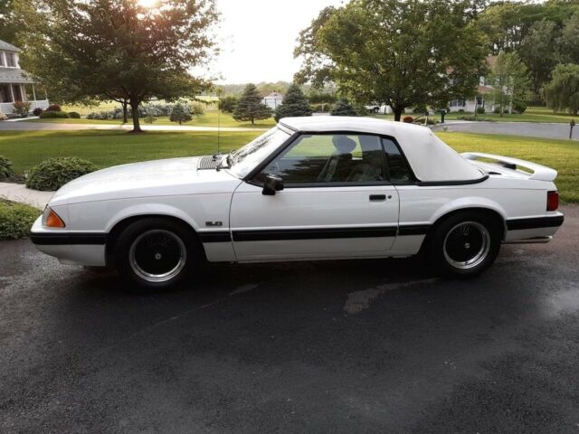 1989 Ford Mustang Coupe 2-Door Convertible