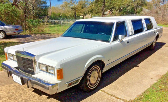 1989 Lincoln limousine