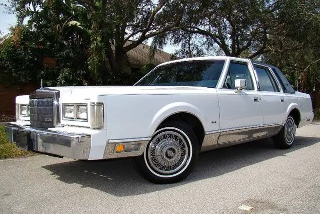 1989 Lincoln Town Car Signature Sedan 4-Door