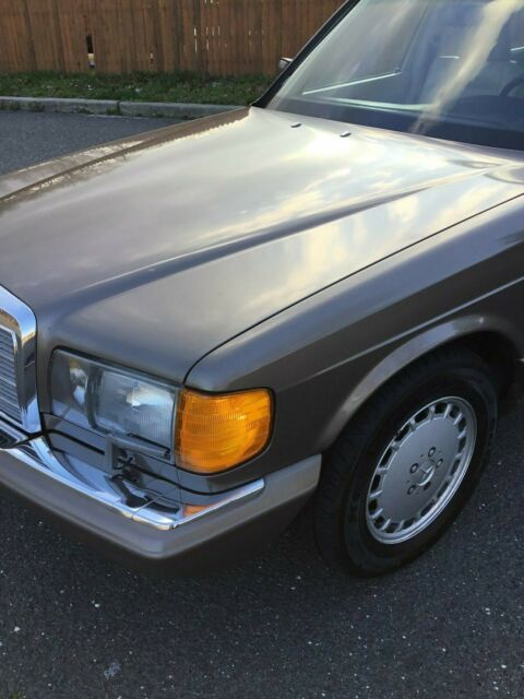 1989 Mercedes-Benz 300-Series Sedan