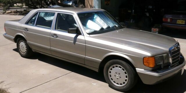 1990 Mercedes-Benz 300SEL --