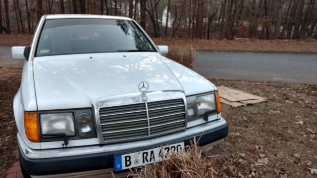 1990 Mercedes-Benz 300-Series SEDAN