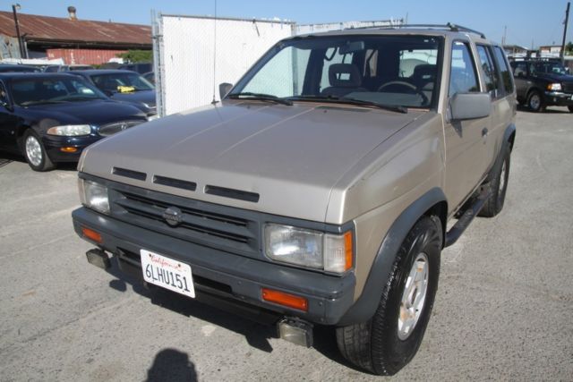 1990 Nissan Pathfinder SE Sport Utility 4-Door