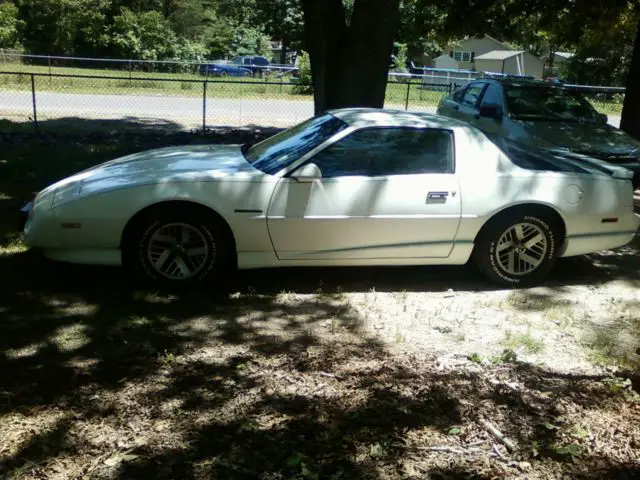 1991 Pontiac Firebird Runs Drives Body Int Fair 3.1L V6 4 automatic(O/D0