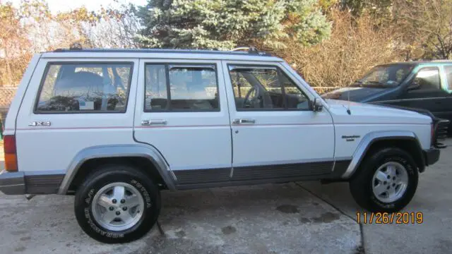 1992 Chrysler Cherokee Laredo