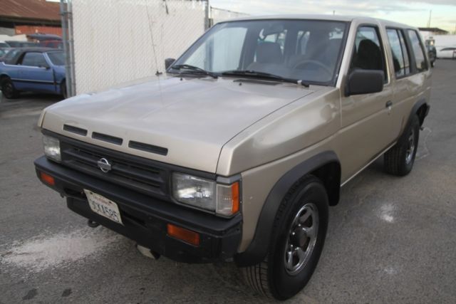 1992 Nissan Pathfinder XE Sport Utility 4-Door