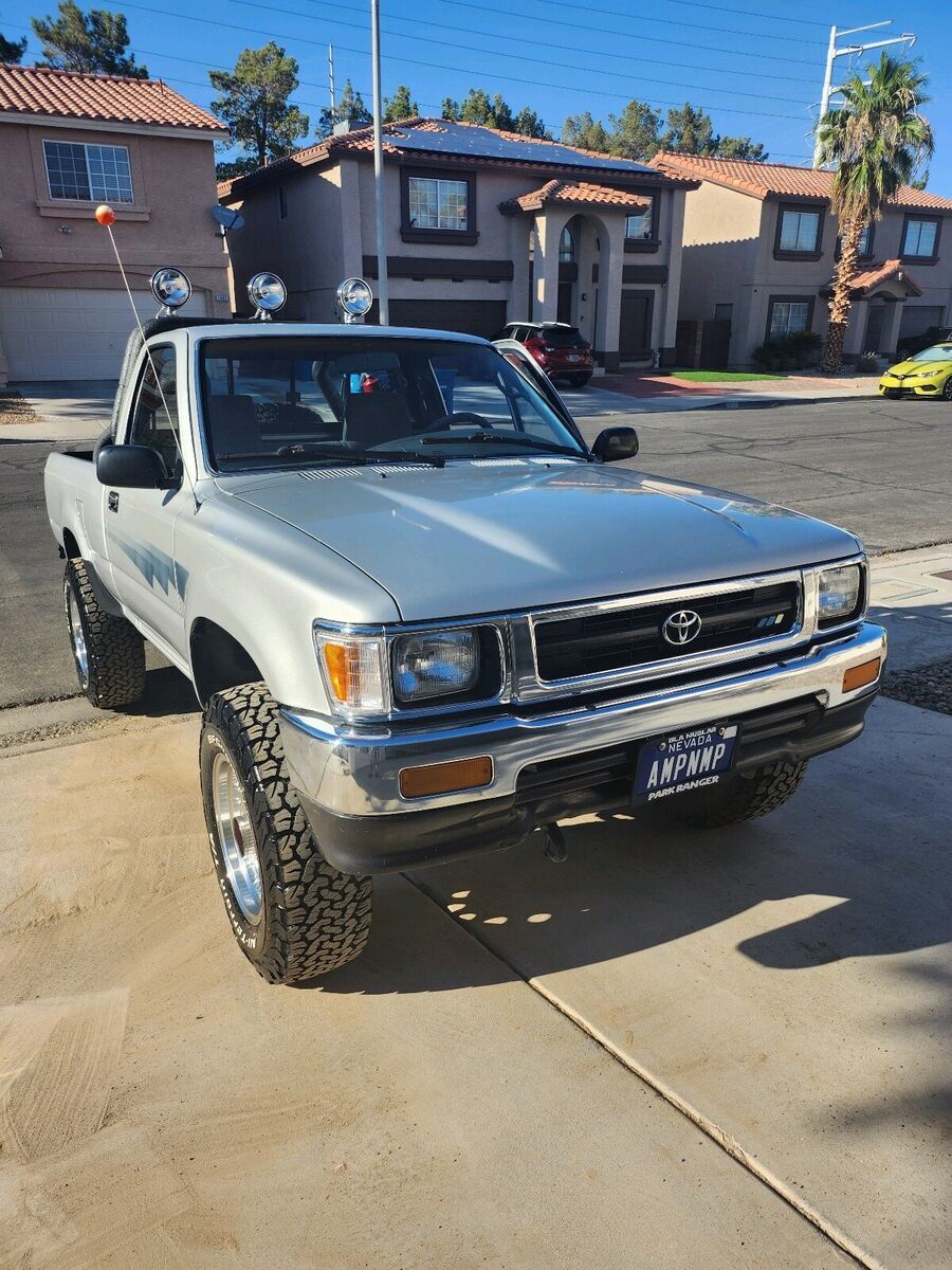 1992 Toyota Pickup 1/2 TON SHORT WHEELBASE DLX