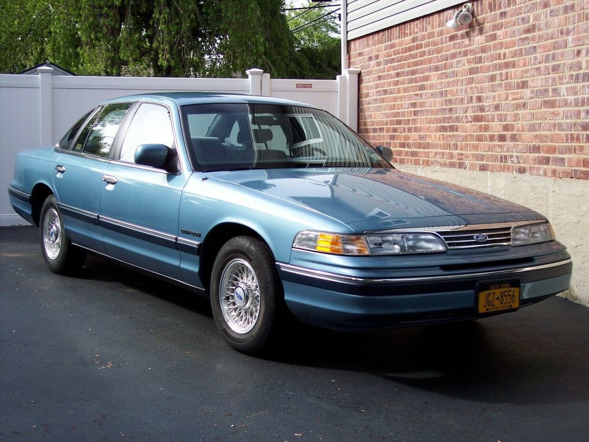 1993 Ford Crown Victoria LX 4Dr Sedan