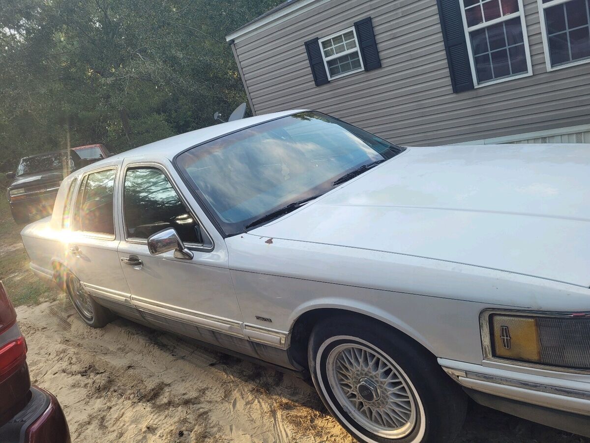 1993 Lincoln Town Car SIGNATURE