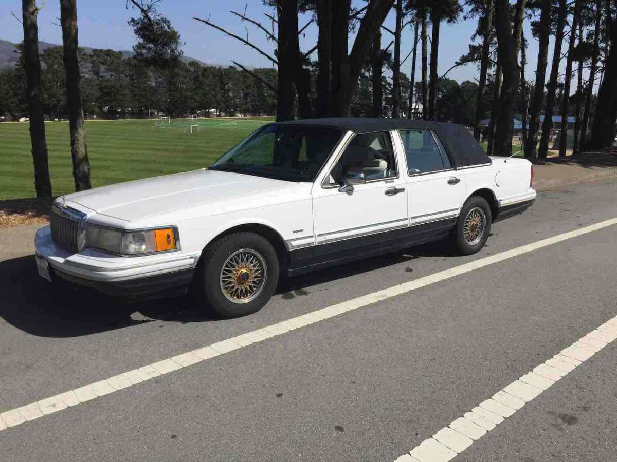 1993 Lincoln Town Car SIGNATURE