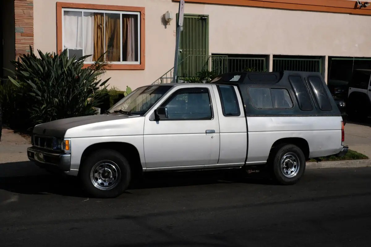 1993 Nissan Hardbody D21 4cyl 2.4L 2WD extended cab with topper for sale