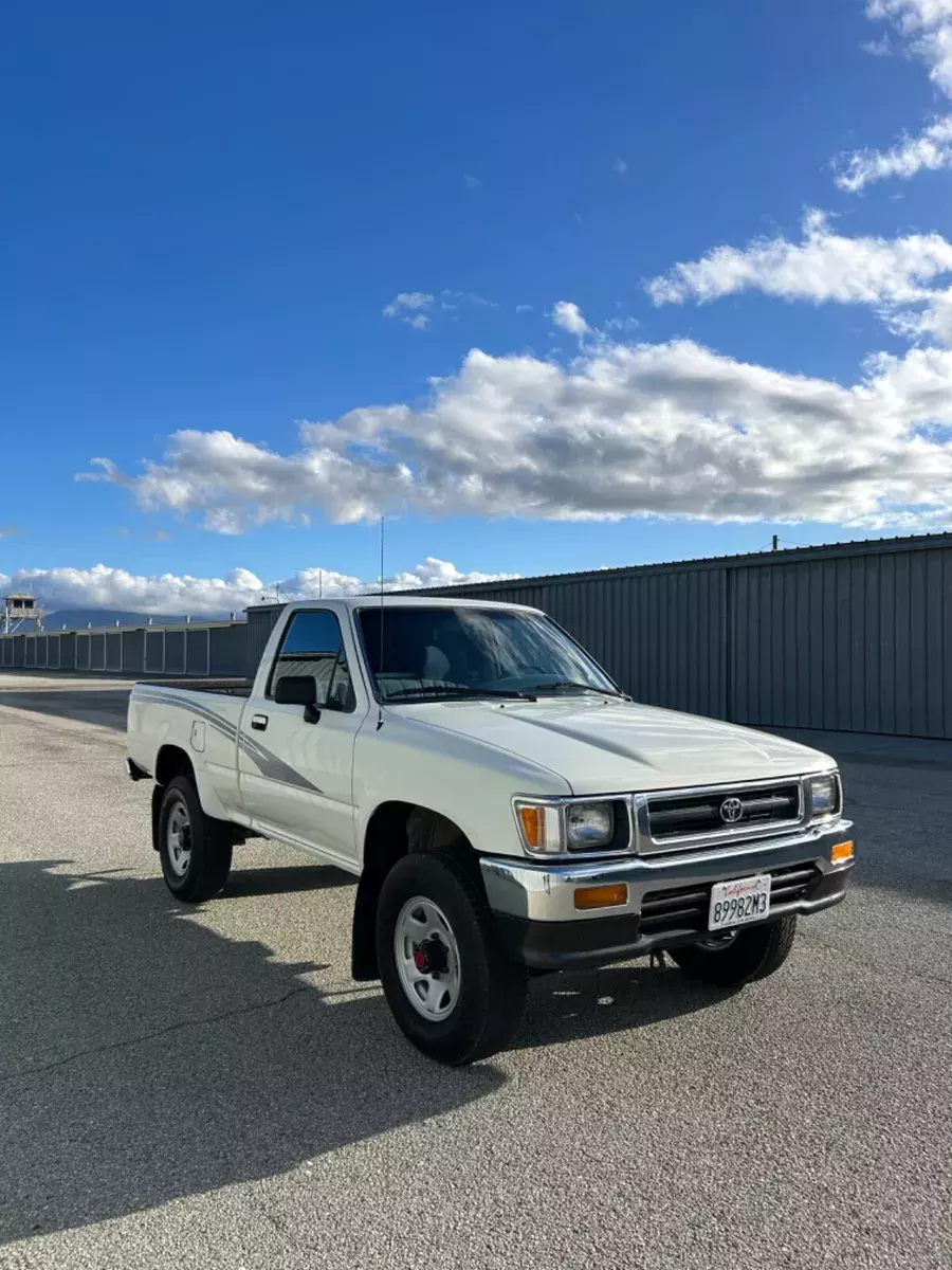 1993 toyota 4x4 pickup truck short bed Hilux for sale