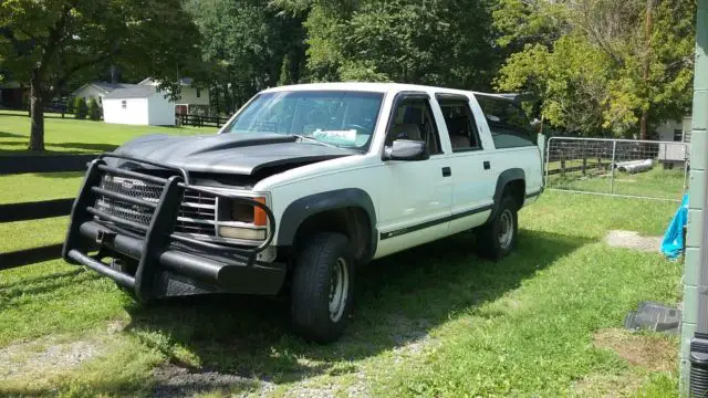 1994 Chevrolet Suburban base, w/ cloth seats