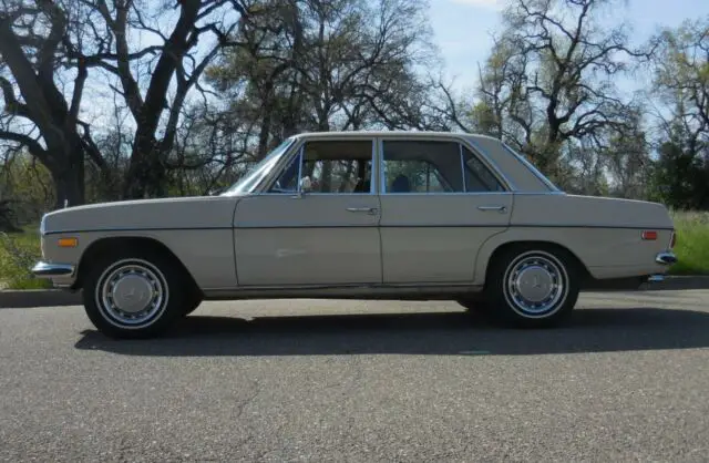 1969 Mercedes-Benz 200-Series 220D