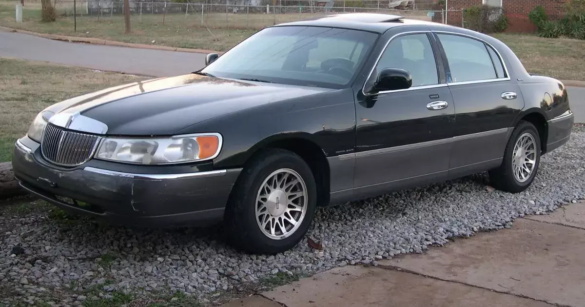 1900 Lincoln Town Car