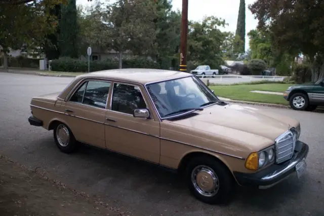 1977 Mercedes-Benz 200-Series