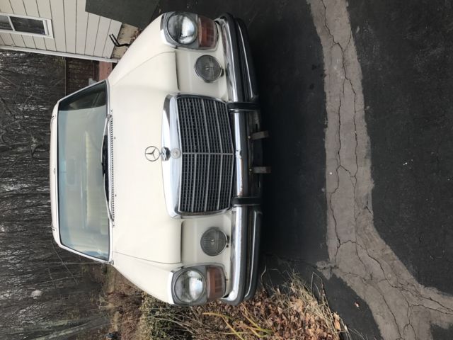 1972 Mercedes-Benz 200-Series Coupe
