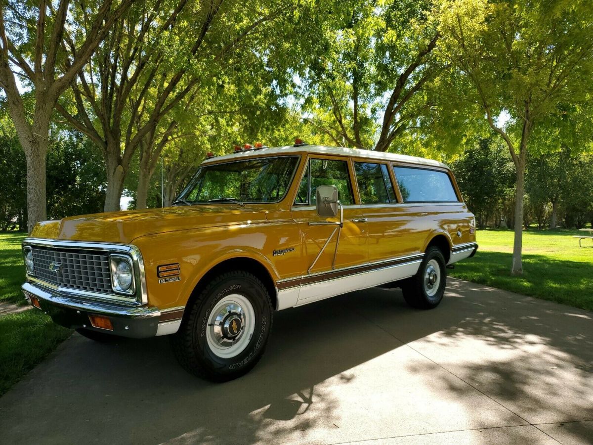 1972 Chevrolet Suburban C/20 Custom Deluxe