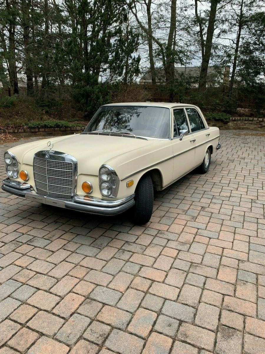 1973 Mercedes-Benz 280 SEL 4.5 V8 Sedan