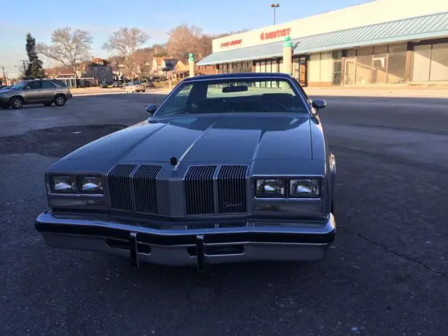 1976 Oldsmobile Cutlass Classic Collector Car