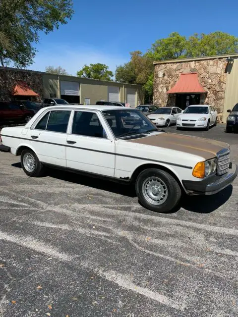 1982 Mercedes-Benz 200-Series