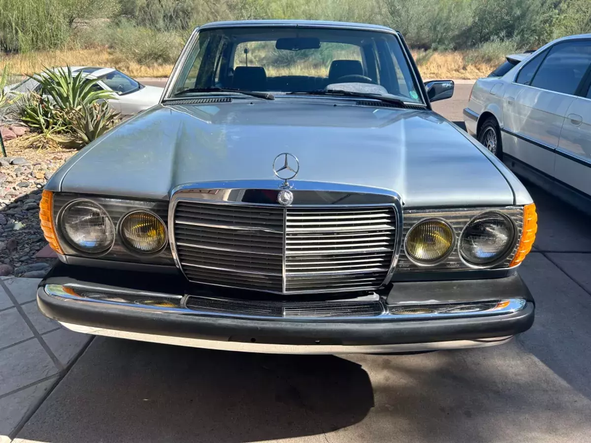 1982 Mercedes-Benz 200-Series