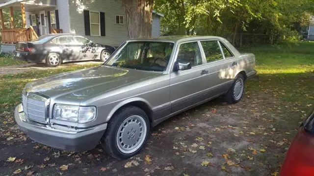 1986 Mercedes-Benz 400-Series Base Sedan 4-Door