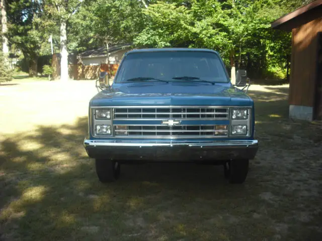 1988 Chevrolet Suburban 2 wheel drive