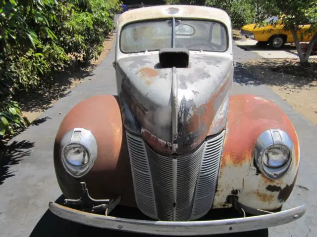 1940 Ford 2 DOOR SEDAN DELUXE