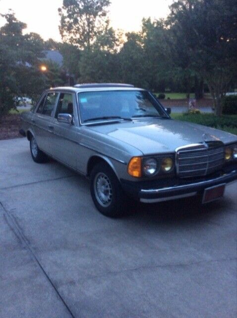 1985 Mercedes-Benz 300-Series