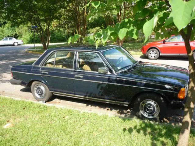 1983 Mercedes-Benz 200-Series 240