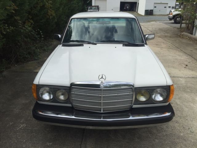 1980 Mercedes-Benz 200-Series