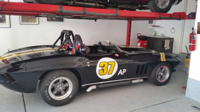 1965 Chevrolet Corvette Race number: yellow/white