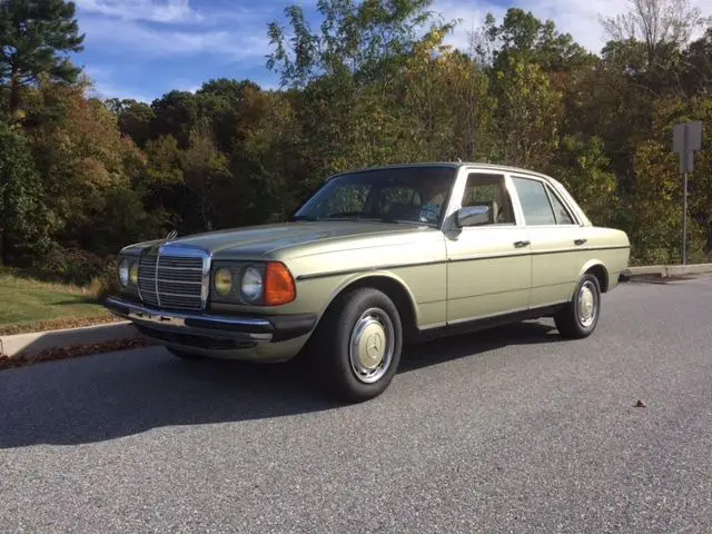 1985 Mercedes-Benz 200-Series sedan