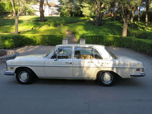 1970 Mercedes-Benz 200-Series 4 Door Sedan