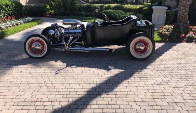 1922 Ford Model T Black and Red