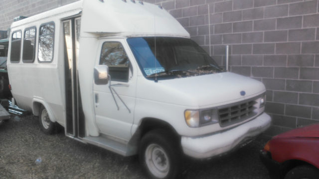 1993 Ford E-Series Van Shuttle Bus