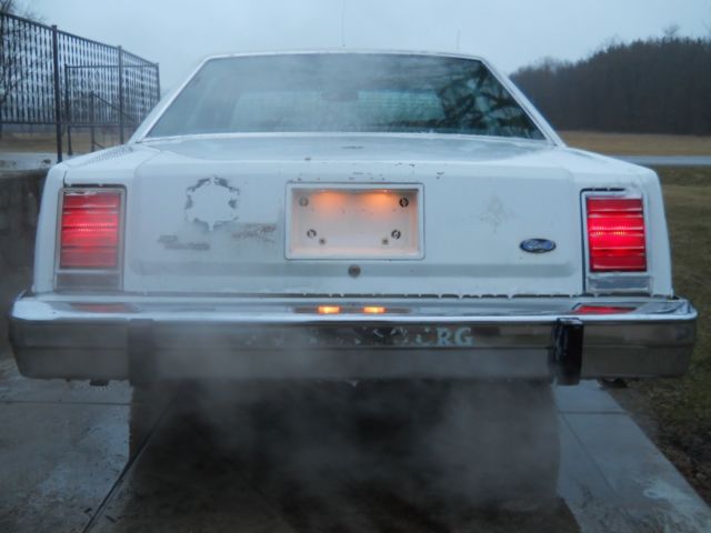 1985 Ford Crown Victoria 5.8 L 351 W Police Sedan