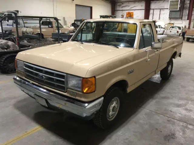 1990 Ford F-150 Custom Standard Cab Pickup 2-Door